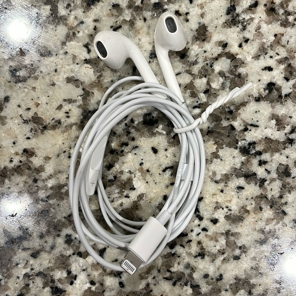 Apple EarPods with Lightning Connector - Picture 2 of 2